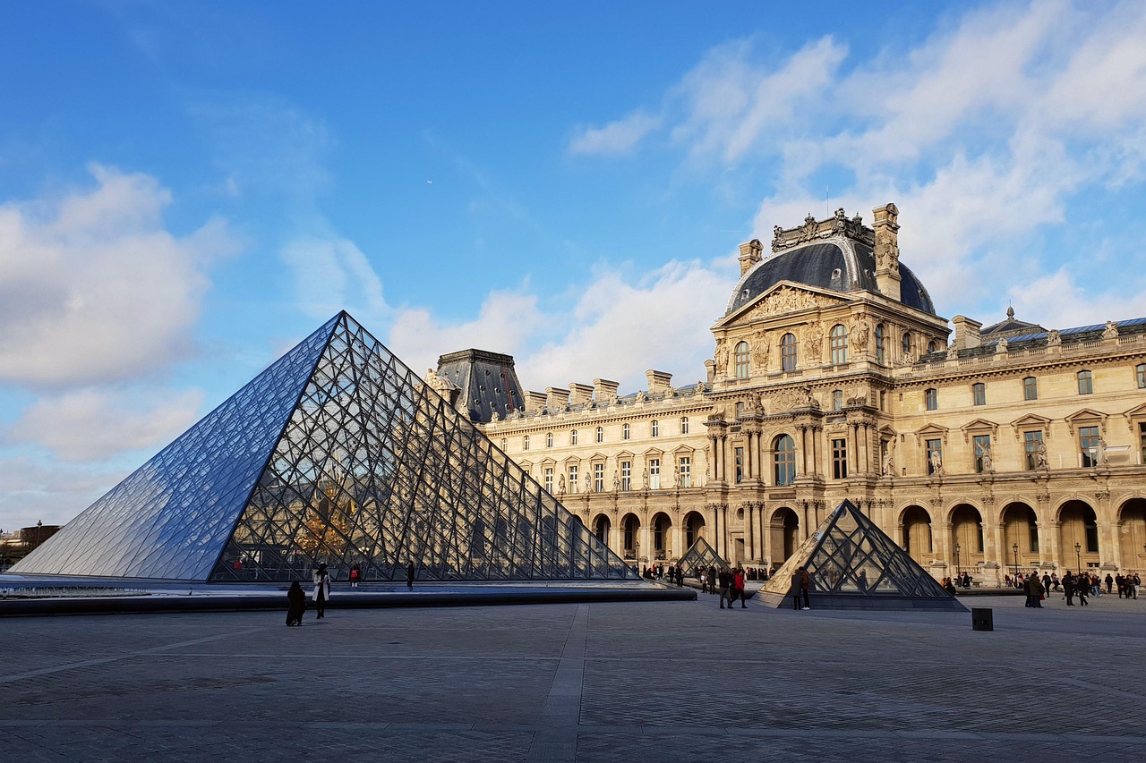 Culture et politique du 20 octobre 2025 : « Le casse du Louvre ou la tiers-mondisation de la France ; De LFI à LR l’affligeante classe politique française »